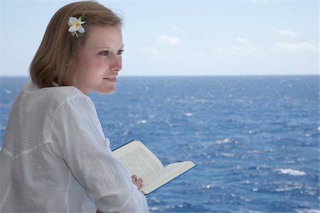 Teenage Girl Reading Book on Cruise Ship Foto de stock - Con derechos protegidos, Código: 700-06190536