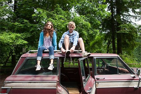 Couple Sitting on Roof of Car Foto de stock - Con derechos protegidos, Código: 700-06190608