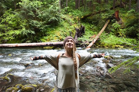 simsearch:700-06190626,k - Young Woman with Outstretched Arms Beside River Foto de stock - Direito Controlado, Número: 700-06190617