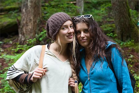 damenhut - Porträt von zwei Mädchen im Wald Stockbilder - Lizenzpflichtiges, Bildnummer: 700-06190618