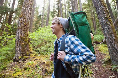 paseo por el bosque - Young Man Backpacking Foto de stock - Con derechos protegidos, Código: 700-06190647