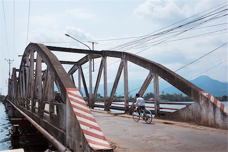 simsearch:700-06199256,k - Cyclist on Old French Bridge, Kampot, Kampot Province, Cambodia Foto de stock - Con derechos protegidos, Código: 700-06190657