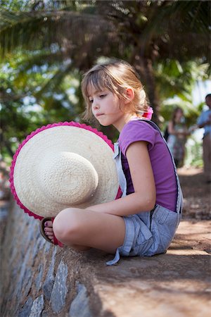 position assise en tailleur - Fille avec le chapeau de soleil Photographie de stock - Rights-Managed, Code: 700-06190659