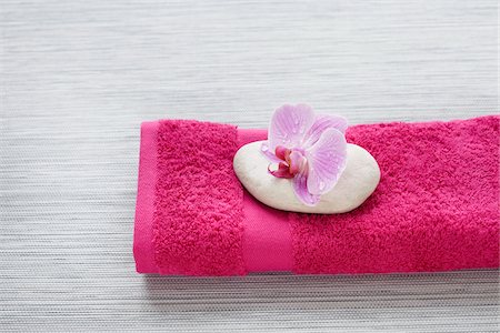 feinschliff - Orchid and Stone on Folded Towel Foto de stock - Con derechos protegidos, Código: 700-06302282