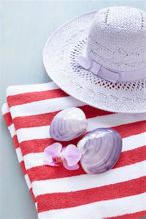 sommerurlaub - Coquillages, chapeau pour le soleil et serviette rayée Photographie de stock - Rights-Managed, Code: 700-06302299