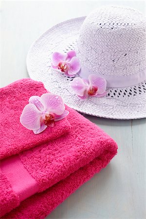 serviette de plage - Serviettes de bain, chapeau et orchidées Photographie de stock - Rights-Managed, Code: 700-06302292