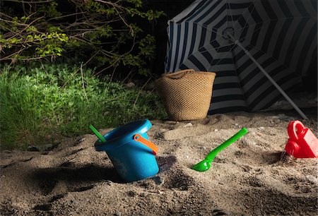 sun umbrella - Jouets et parasol sur la plage pendant la nuit Photographie de stock - Rights-Managed, Code: 700-06334354