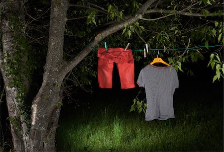 simsearch:649-06717489,k - Vêtements sur la corde à linge de nuit Photographie de stock - Rights-Managed, Code: 700-06334355