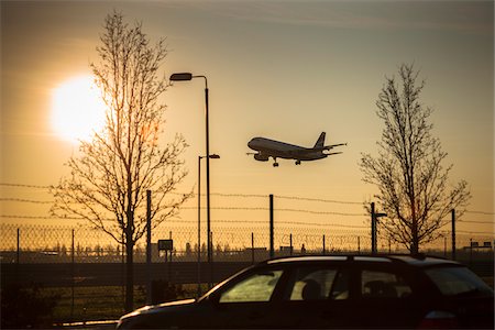 Airplane Landing at Heathrow Airport, London, UK Foto de stock - Con derechos protegidos, Código: 700-06334450
