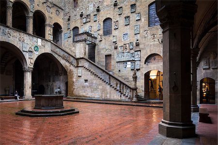 pilastra - Inner Courtyard of Bargello Museum, Florence, Tuscany, Italy Foto de stock - Con derechos protegidos, Código: 700-06334701