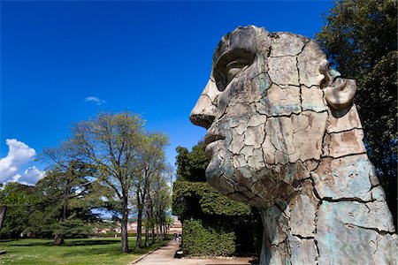 simsearch:700-06334674,k - Tyndare fissurée par Igor Mitoraj dans les jardins de Boboli, Florence, Toscane, Italie Photographie de stock - Rights-Managed, Code: 700-06334747