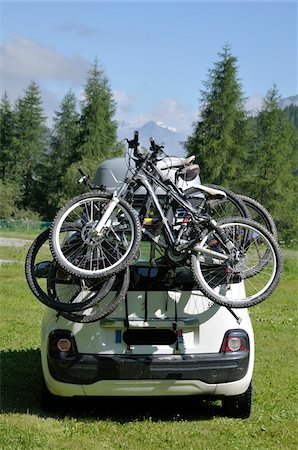 rhone-alpes - Bicyclettes chargées sur l'arrière de la voiture Photographie de stock - Rights-Managed, Code: 700-06355112