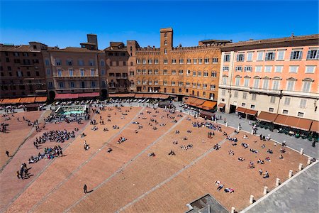 Overview of People in Il Campo, Siena, Tuscany, Italy Foto de stock - Con derechos protegidos, Código: 700-06367748