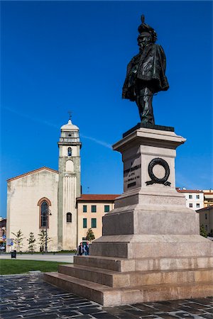 socle - Statue of Vittorio Emanuele II in City Square, Pisa, Tuscany, Italy Foto de stock - Con derechos protegidos, Código: 700-06367828