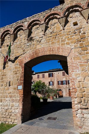 Archway in City Wall, Buonconvento, Tuscany, Italy Fotografie stock - Rights-Managed, Codice: 700-06367936