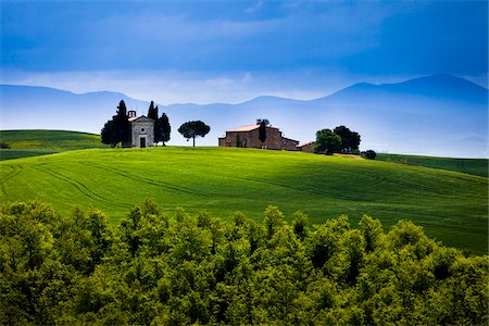 Kirche der Madonna di Vitaleta und Bauernhaus, San Quirico d ' Orcia, Provinz Siena, Toskana, Italien Stockbilder - Lizenzpflichtiges, Bildnummer: 700-06367946