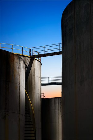 réservoir de rangement - Réservoirs de stockage industriel au crépuscule Photographie de stock - Rights-Managed, Code: 700-06368074