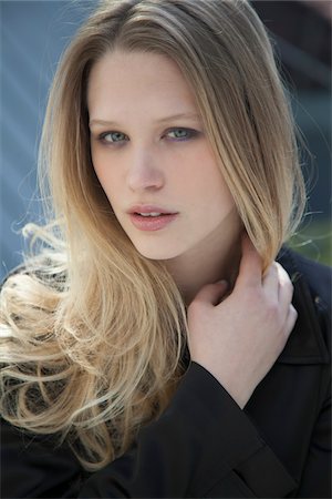 serious look - Portrait of Woman with Blond Hair Foto de stock - Con derechos protegidos, Código: 700-06368087