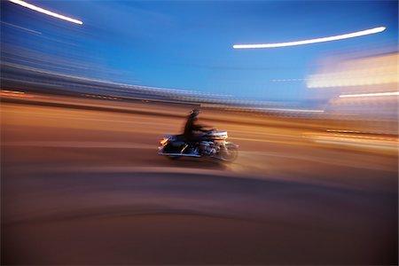 ron fehling - Motorcyclist at Night, Vancouver, British Columbia, Canada Foto de stock - Con derechos protegidos, Código: 700-06368099