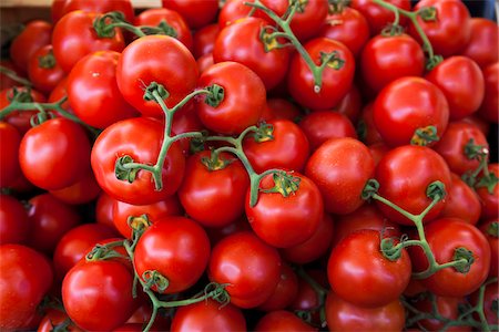 frutas y hortalizas - Ripe Tomatoes on Vine at Market Foto de stock - Con derechos protegidos, Código: 700-06368142