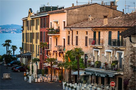 europe cafe nobody - Côtières bâtiments, Sirmione, Brescia, Lombardie, Italie Photographie de stock - Rights-Managed, Code: 700-06368189