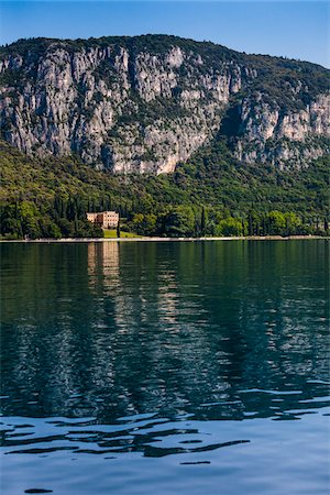 Voilier et bâtiments côtiers sur le lac Garda, Garda, Province de Vérone, Vénétie, Italie Photographie de stock - Rights-Managed, Code: 700-06368200