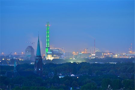 Überblick über das Ruhrgebiet bei Dawn, Duisburg, Ruhrgebiet, Nordrhein-Westfalen, Deutschland Stockbilder - Lizenzpflichtiges, Bildnummer: 700-06368421