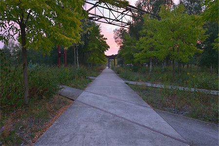 ruhr - Chemin d'accès et pistes, Zeche Zollverein à Dawn, Essen, Nord-Rhénanie-Westphalie, Allemagne Photographie de stock - Rights-Managed, Code: 700-06368468