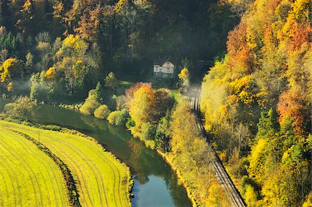 danube valley - Maison et la voie ferrée dans la vallée du Danube, près de Beuron, Bade-Wurtemberg, Allemagne Photographie de stock - Rights-Managed, Code: 700-06397553