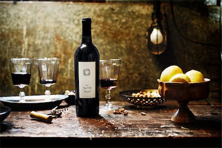 food bottles - Bottle of Red Wine with Glasses on Rustric Table Foto de stock - Con derechos protegidos, Código: 700-06406830