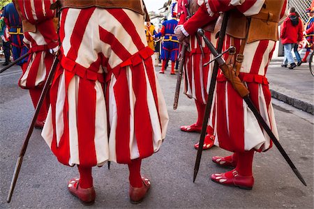 Nahaufnahme der Männer in Tracht, Scoppio del Carro, Explosion der Cart-Festival, Ostersonntag, Florenz, Provinz Florenz, Toskana, Italien Stockbilder - Lizenzpflichtiges, Bildnummer: 700-06407784