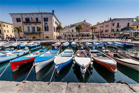 Boats Tied up in front of Town Hall, Bardolino, Verona Province, Veneto, Italy Foto de stock - Con derechos protegidos, Código: 700-06407801