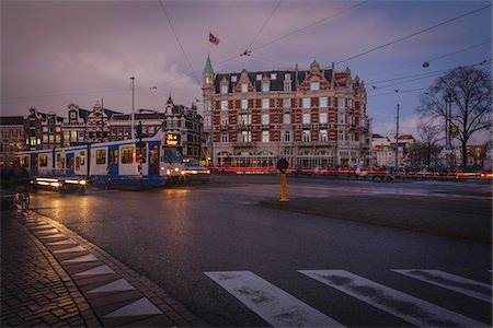 stirnlampe - Autos und Street Car Tram auf Rokin Street, Amsterdam, Niederlande Stockbilder - Lizenzpflichtiges, Bildnummer: 700-06407960