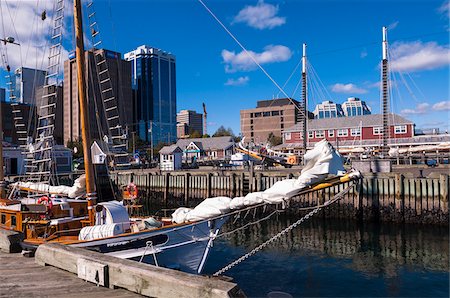 segel - Sailboat in Harbor with View of City, Halifax, Nova Scotia, Canada Stockbilder - Lizenzpflichtiges, Bildnummer: 700-06439177
