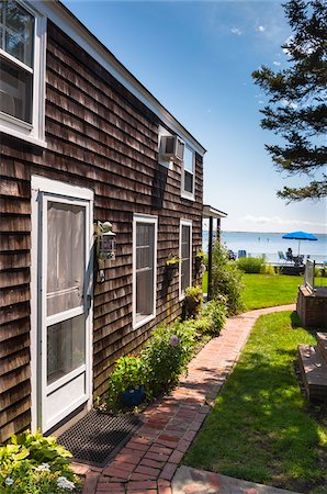 Waterfront Home with Wooden Shingles and View of the Ocean, Provincetown, Cape Cod, Massachusetts, USA Foto de stock - Con derechos protegidos, Código: 700-06431214