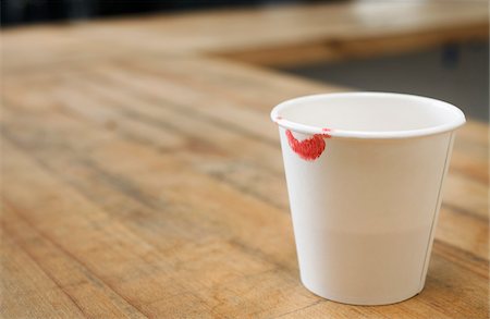 sur la table - Papier tasse de café avec la marque de rouge à lèvres sur la jante Photographie de stock - Rights-Managed, Code: 700-06431316