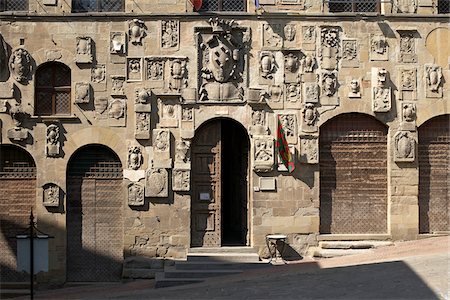 carved stone facade of Palazzo Pretorio, Arezzo, Province of Arezzo, Tuscany, Italy Foto de stock - Con derechos protegidos, Código: 700-06452058