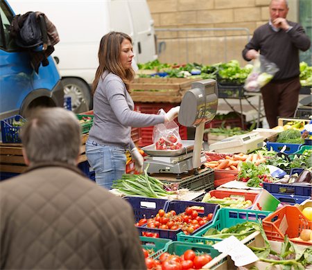 vendors sell vegetables at village farmers market, Cortona, Tuscany, Italy Foto de stock - Con derechos protegidos, Código: 700-06452064