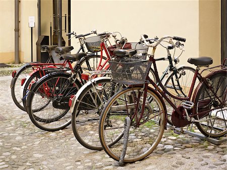 parked bicycles on cobblestone street, Tuscany, Italy Photographie de stock - Rights-Managed, Code: 700-06452092