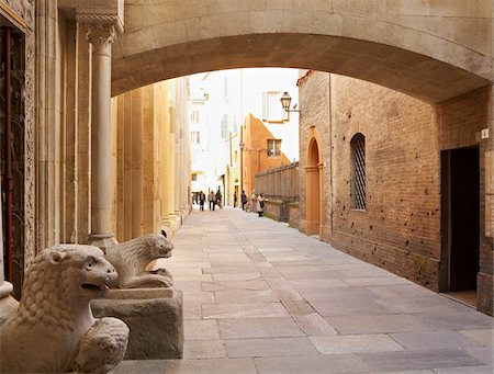 Gargoyles and stone arch over street, Modena, Italy Foto de stock - Con derechos protegidos, Código: 700-06452093