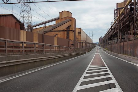 power lines in the sky - Road Through Abandoned Colliery, Charleroi, Wallonia, Belgium Foto de stock - Con derechos protegidos, Código: 700-06452138