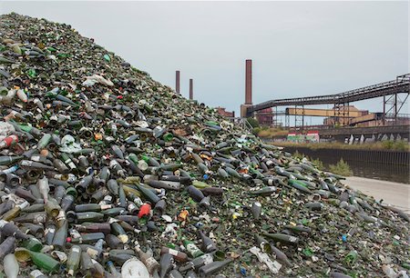 simsearch:700-06786720,k - Mountain of Glass Bottles at Recycling Plant with Chemical Factory in Background, Dampremy, Charleroi, Wallonia, Belgium Photographie de stock - Rights-Managed, Code: 700-06452140