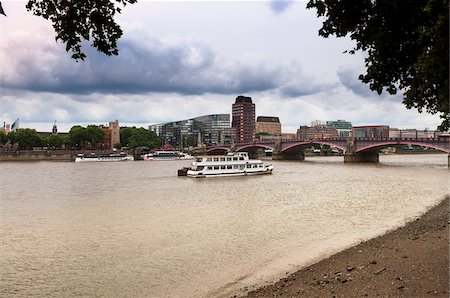 simsearch:700-08146123,k - Lambeth Bridge and the Thames River, London, England Foto de stock - Con derechos protegidos, Código: 700-06452219