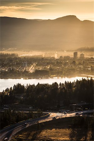 Overview of City at Sunrise, Kelowna, Okanagan Valley, British Columbia, Canada Foto de stock - Direito Controlado, Número: 700-06465412