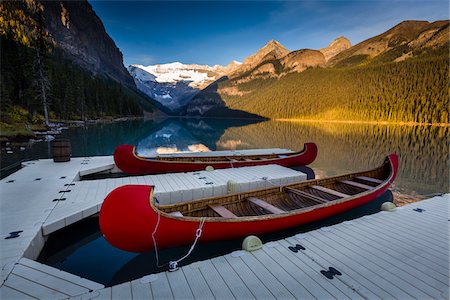 simsearch:700-06037908,k - Red Canoes Tied to Dock at Dawn, Lake Louise, Banff National Park, Alberta, Canada Photographie de stock - Rights-Managed, Code: 700-06465427