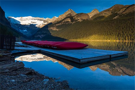 simsearch:700-06465461,k - Red Canoes on Dock at Dawn, Lake Louise, Banff National Park, Alberta, Canada Foto de stock - Con derechos protegidos, Código: 700-06465428