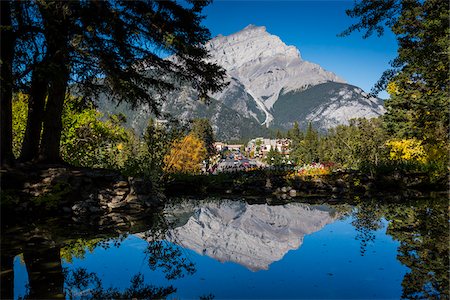 Cascade Mountain and Banff Avenue, Banff, Banff National Park, Alberta, Canada Foto de stock - Direito Controlado, Número: 700-06465452