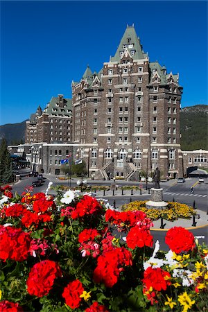 simsearch:700-06465454,k - Fairmont Banff Springs Hotel and Flower Beds, Banff, Banff National Park, Alberta, Canada Foto de stock - Con derechos protegidos, Código: 700-06465453