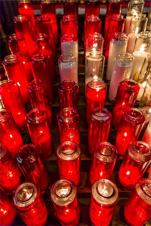 feuer - Red and White Prayer Candles in Notre-Dame Basilica, Montreal, Quebec, Canada Stockbilder - Lizenzpflichtiges, Bildnummer: 700-06465566
