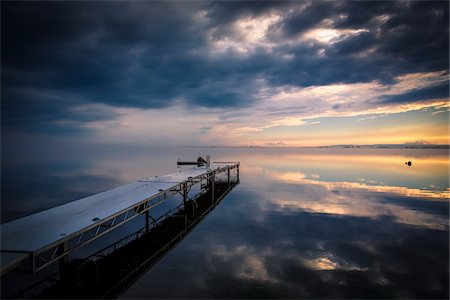 friedvoll - Dock on Calm Bay with Storm Clouds, King Bay, Point Au Fer, Champlain, New York State, USA Stockbilder - Lizenzpflichtiges, Bildnummer: 700-06465574
